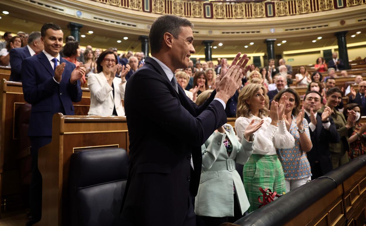 El presidente del Gobierno recibe el aplauso de su Gobierno y su grupo parlamentario el pasado martes tras intervenir en el debate sobre el estado de la nación, en el que anunció medidas contra la inflación que sirvieron para reagrupar al llamado bloque de investidura 