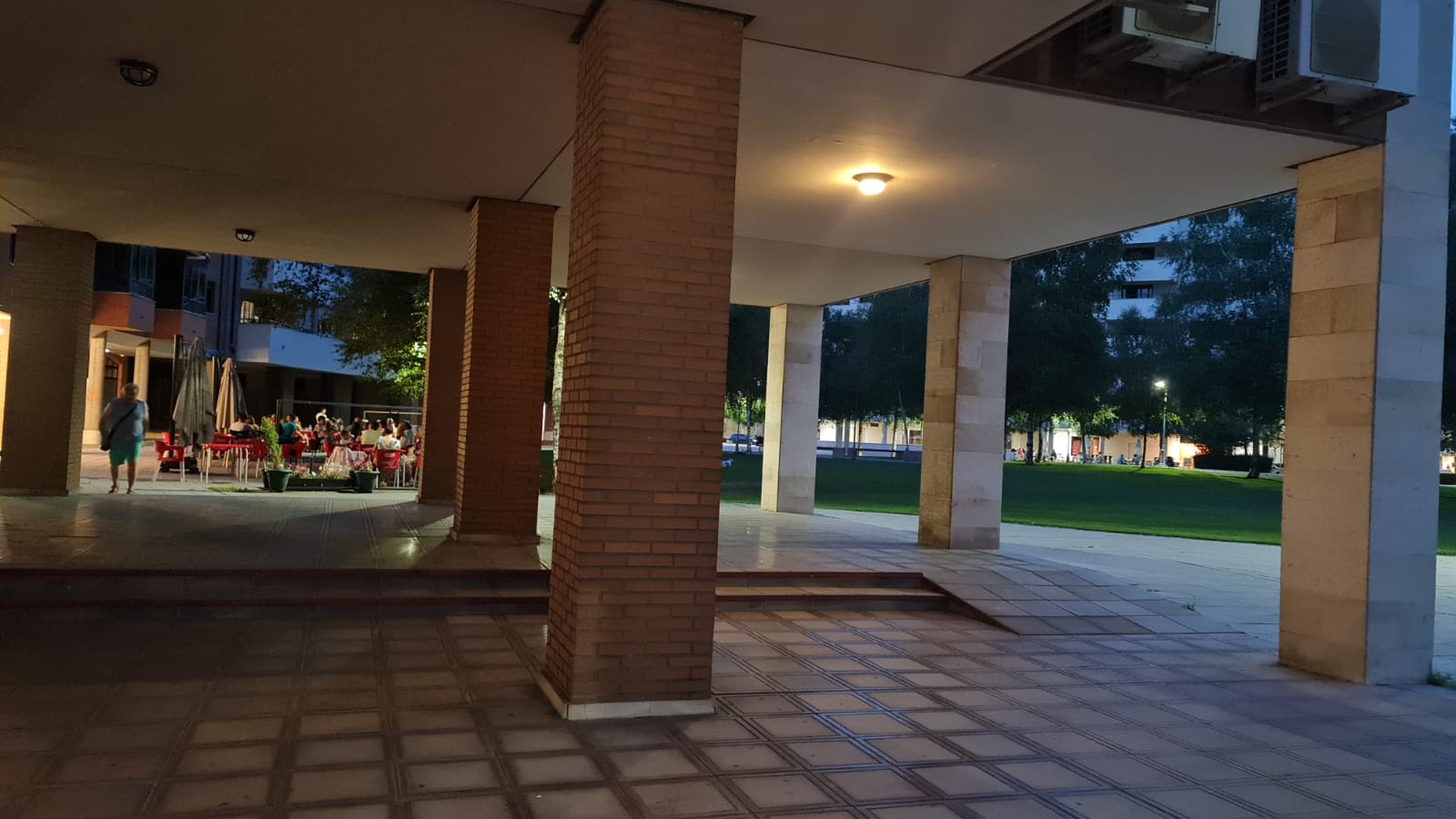 Los leoneses se acostumbran a vivir las madrugadas con temperaturas más propias del sur peninsular. En las noches tropicales, con 33º en la pasada madrugada, los espacios públicos sirven para aliviar el calor. «Donde mejor se duerme es en la terraza».