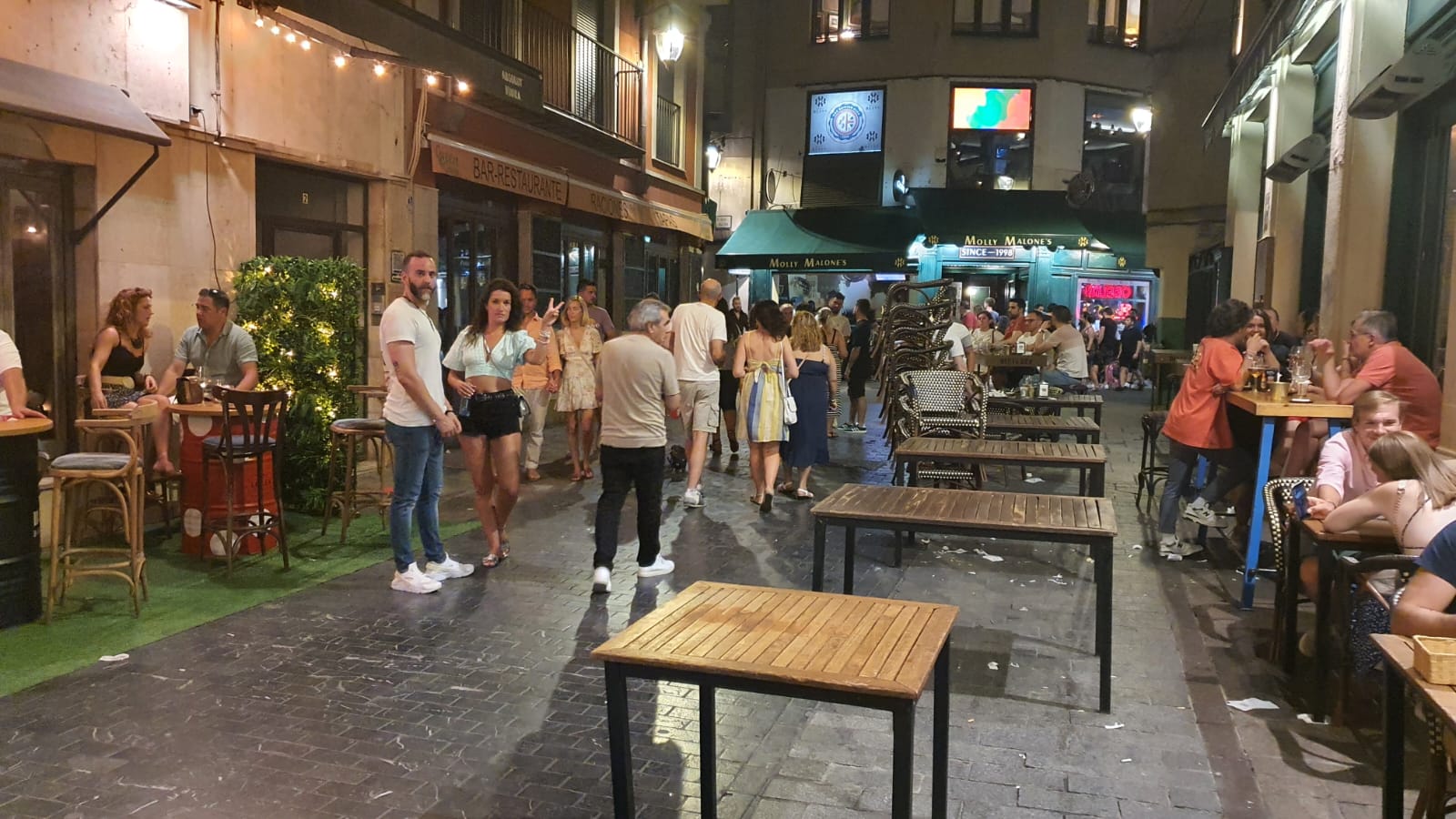 Los leoneses se acostumbran a vivir las madrugadas con temperaturas más propias del sur peninsular. En las noches tropicales, con 33º en la pasada madrugada, los espacios públicos sirven para aliviar el calor. «Donde mejor se duerme es en la terraza».