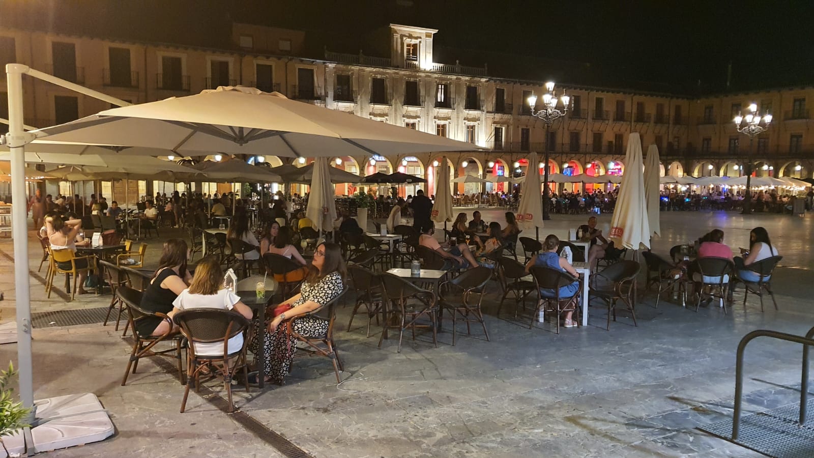 Los leoneses se acostumbran a vivir las madrugadas con temperaturas más propias del sur peninsular. En las noches tropicales, con 33º en la pasada madrugada, los espacios públicos sirven para aliviar el calor. «Donde mejor se duerme es en la terraza».