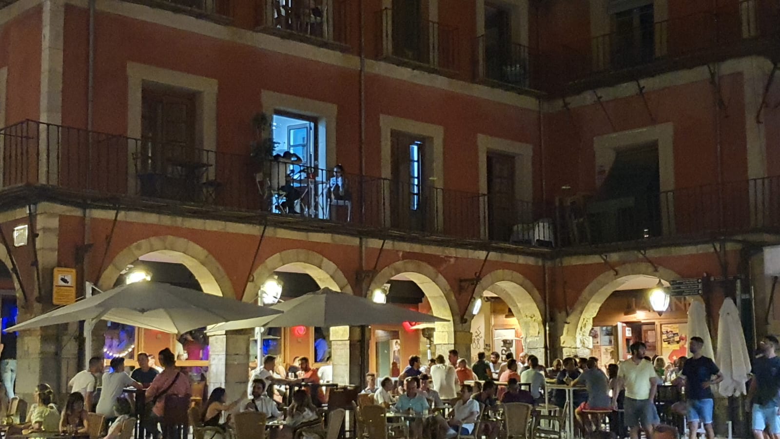 Los leoneses se acostumbran a vivir las madrugadas con temperaturas más propias del sur peninsular. En las noches tropicales, con 33º en la pasada madrugada, los espacios públicos sirven para aliviar el calor. «Donde mejor se duerme es en la terraza».