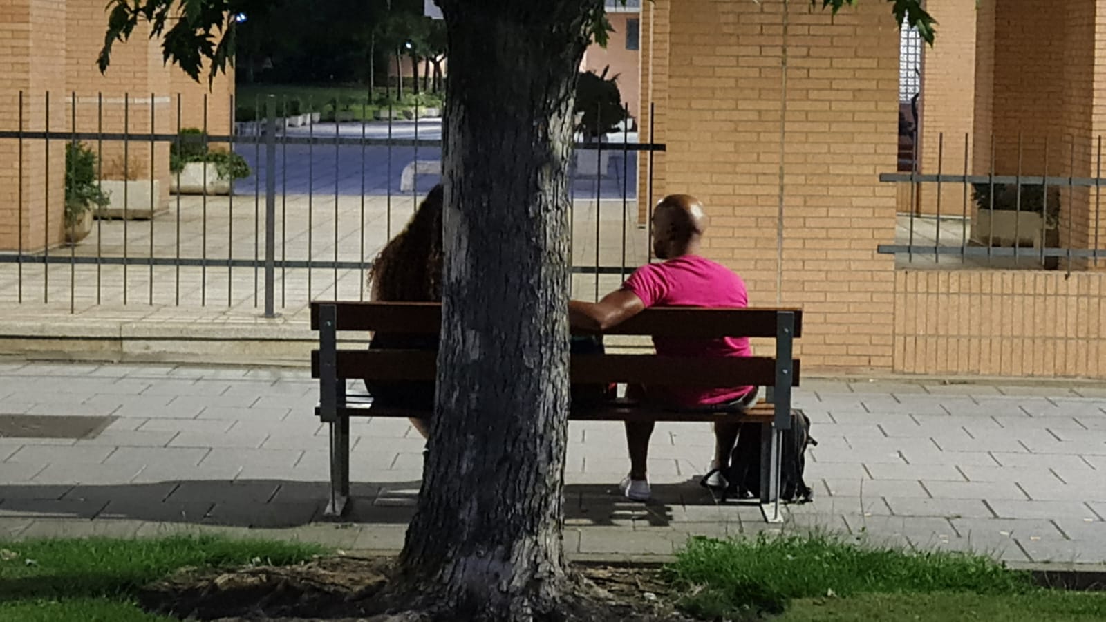 Los leoneses se acostumbran a vivir las madrugadas con temperaturas más propias del sur peninsular. En las noches tropicales, con 33º en la pasada madrugada, los espacios públicos sirven para aliviar el calor. «Donde mejor se duerme es en la terraza».
