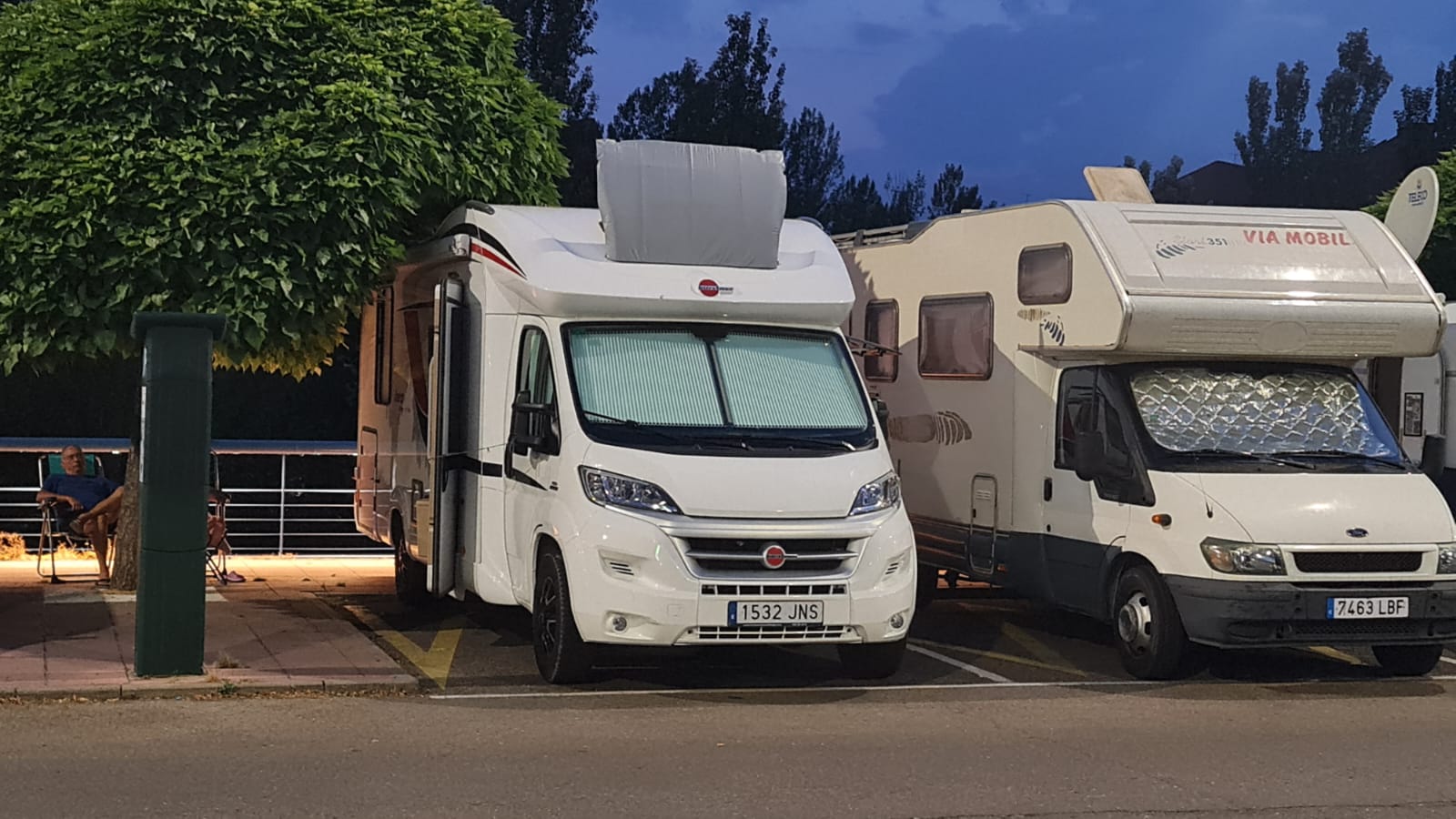 Los leoneses se acostumbran a vivir las madrugadas con temperaturas más propias del sur peninsular. En las noches tropicales, con 33º en la pasada madrugada, los espacios públicos sirven para aliviar el calor. «Donde mejor se duerme es en la terraza».