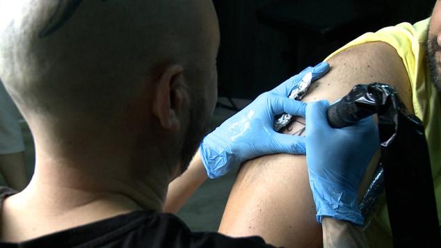 El tatuador Paco Denia realizando uno de sus diseños