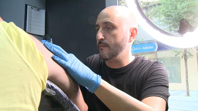 El tatuador Paco Denia realizando uno de sus diseños