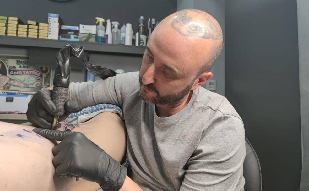 Paco Denia realizando un tatuaje en Meridian Tattoo Studio León