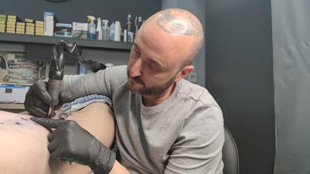 El tatuador Paco Denia realizando uno de sus diseños