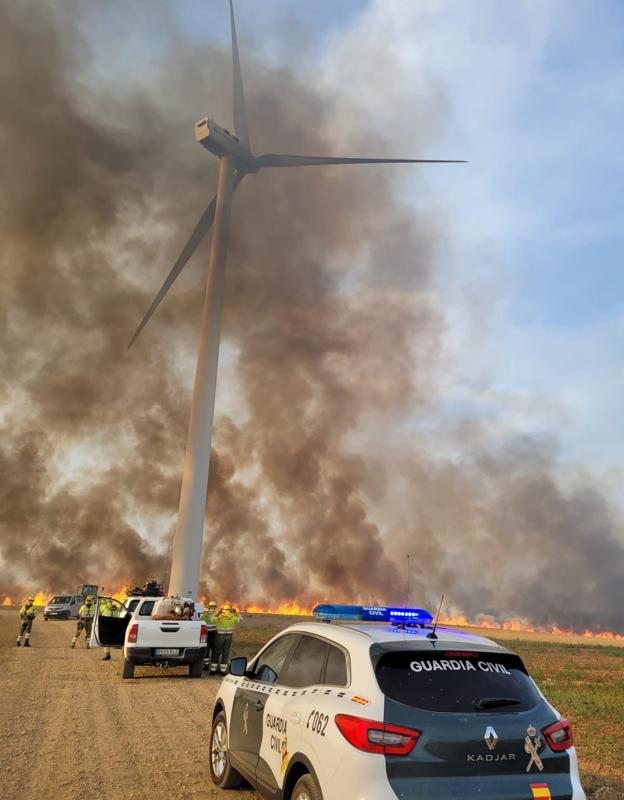 Fuego declarado en Celama de Cea, durante la jornada del viernes.