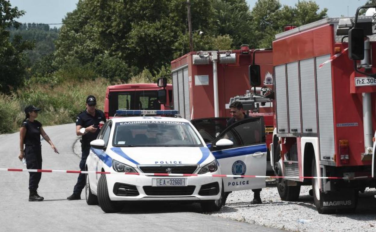 Agentes griegos cortan una carretera próxima al lugar donde se estrelló el avión. 