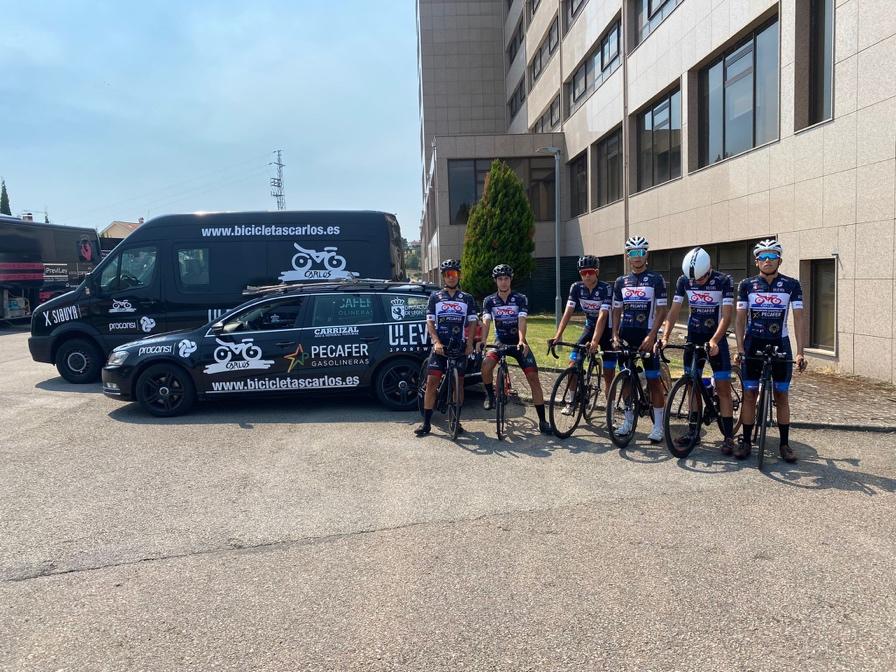Ciclistas conformantes del equipo Bicis Carlos-Gasolineras Pecafer-Ulevel.