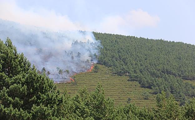 El fuego avanza sobre Monte de Valdueza. 