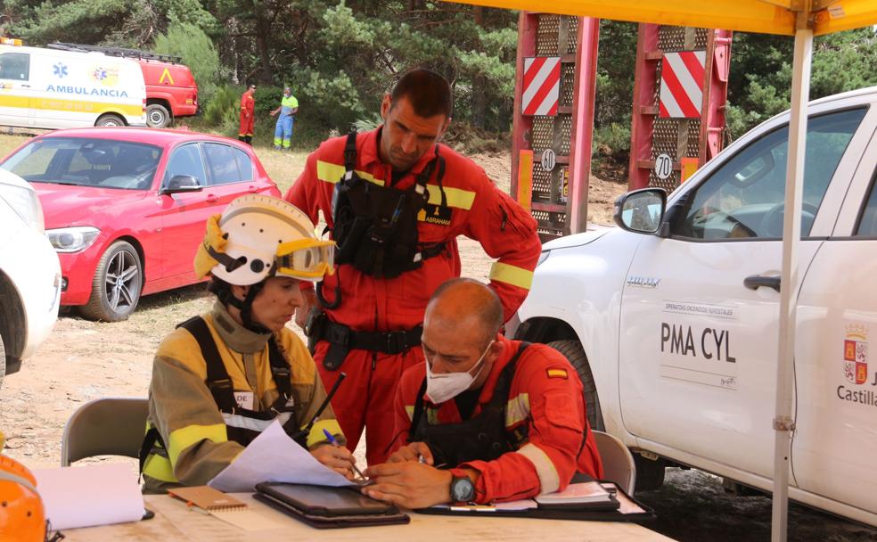 Un grupo de la UME se desplaza a El Bierzo para analizar la situación del incendio de Montes de Valdueza.