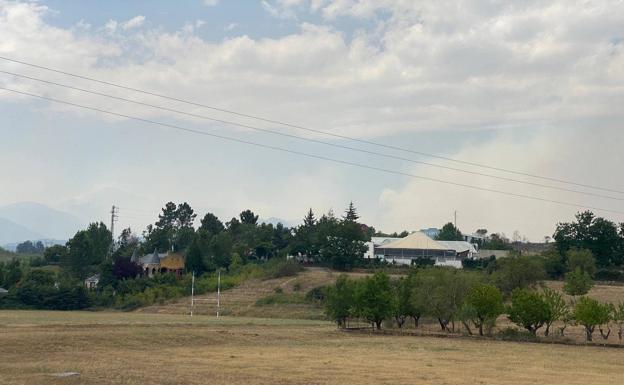 El humo y la ceniza del incendio inundan Ponferrada