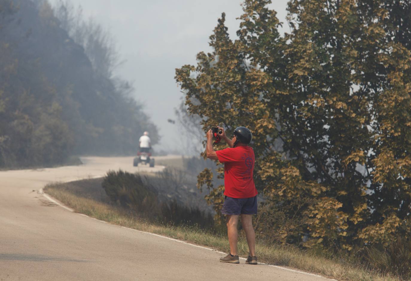 Incendio en el monte Aquiana en el Bierzo, por el que ha tenido que ser desalojado el pueblo de San Adrián. 