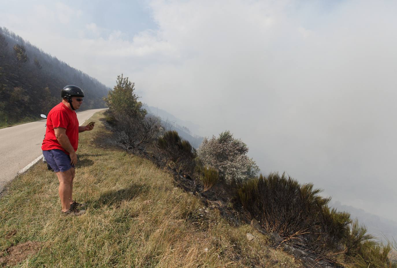 Incendio en el monte Aquiana en el Bierzo, por el que ha tenido que ser desalojado el pueblo de San Adrián. 