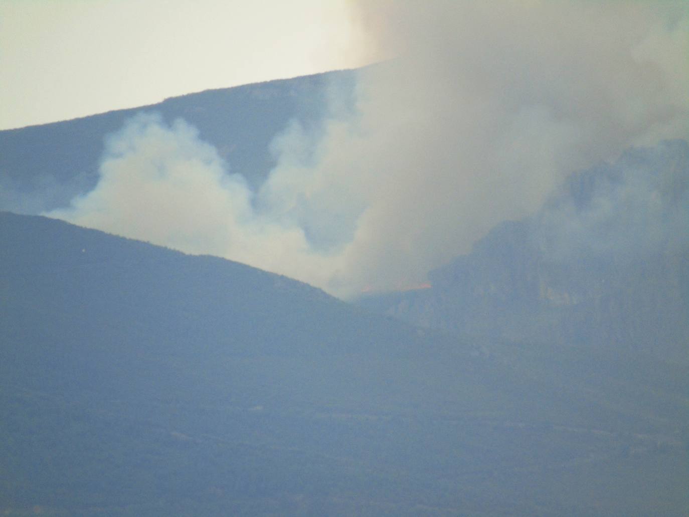 El fuego sigue devorando hectáreas en León y muchos incendios permanecen fuera de control, como este de de Valdueza.