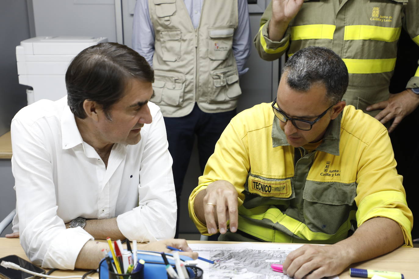 Juan Carlos Quiñones, consejero de Medioambiente de la Junta de Castilla y León, en el centro de mando del incendio de Monsagro.