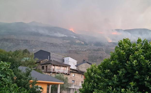 El viento rompe su tregua con León: seis pueblos desalojados y dos incendios en nivel 2