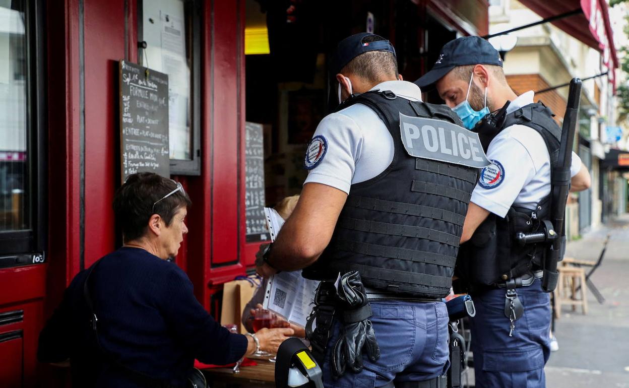 Agentes patrullan una zona de restaurantes en París en una foto de archivo. 