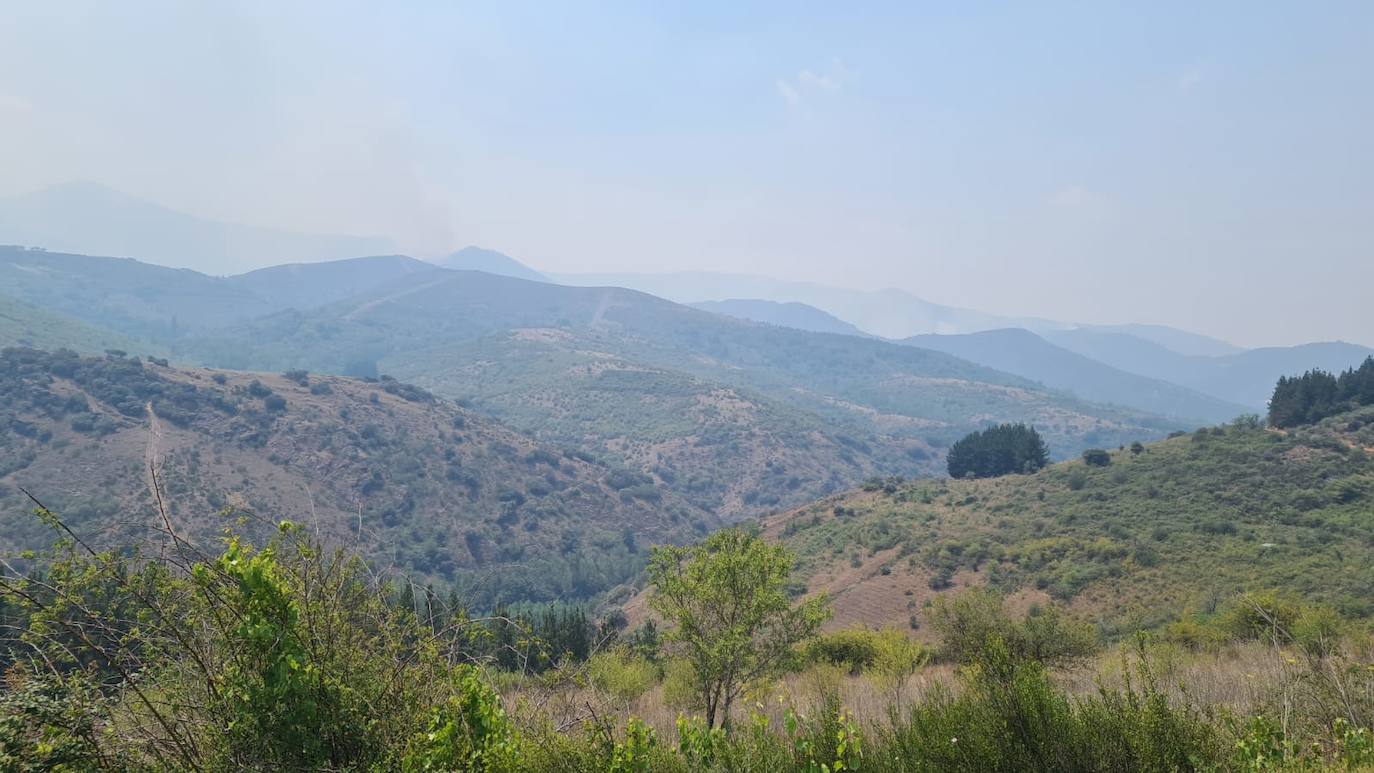 Operativo de extinción de incendios en los Montes de Valdueza. 