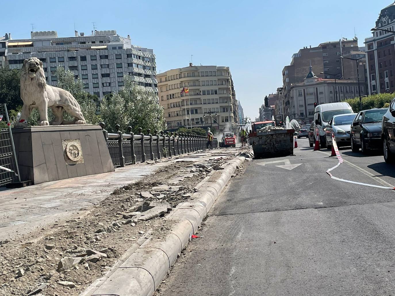 Operarios trabajando en el Puente de los Leones. 