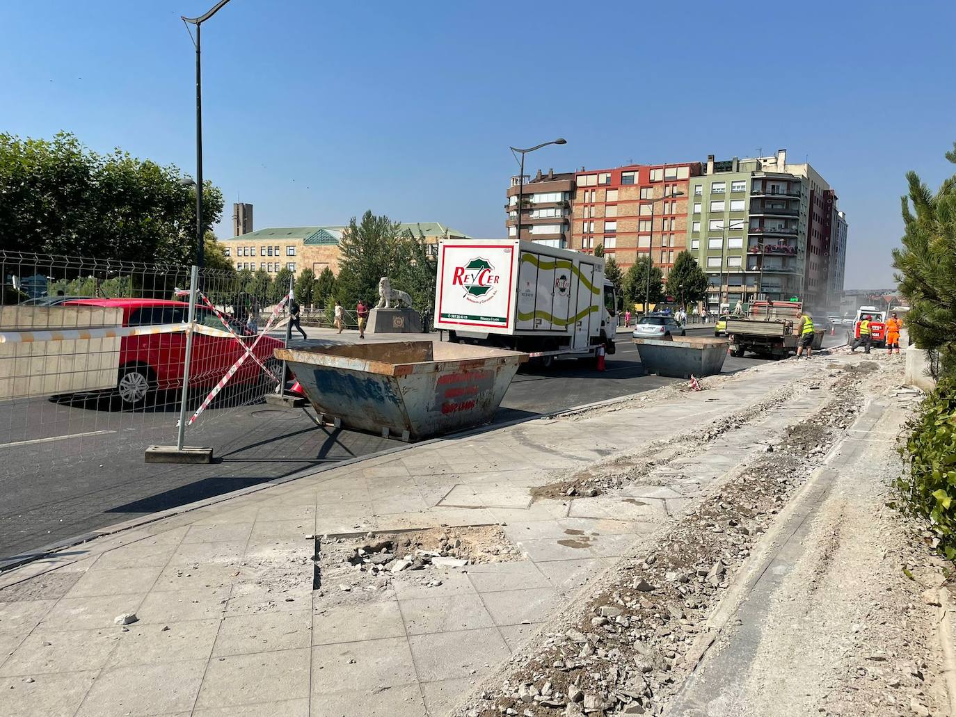 Operarios trabajando en el Puente de los Leones. 