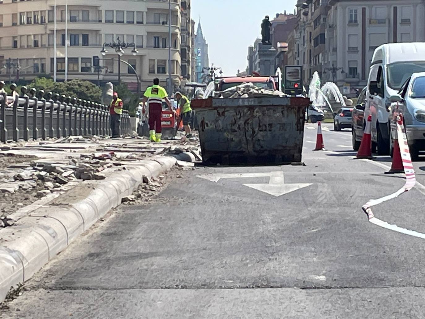 Operarios trabajando en el Puente de los Leones. 