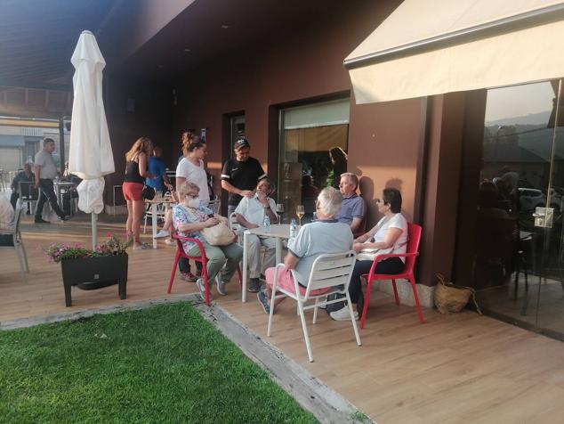 Ester Muñoz acompaña a los vecinos de Puente Domigo Flórez debido al incendio cercano a la localidad. 