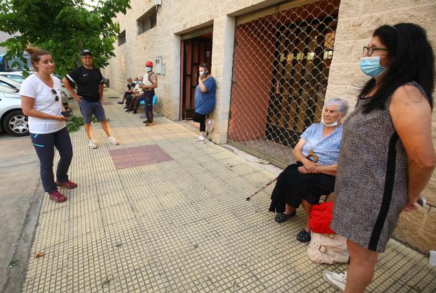 Ester Muñoz acompaña a los vecinos de Puente Domigo Flórez debido al incendio cercano a la localidad. 