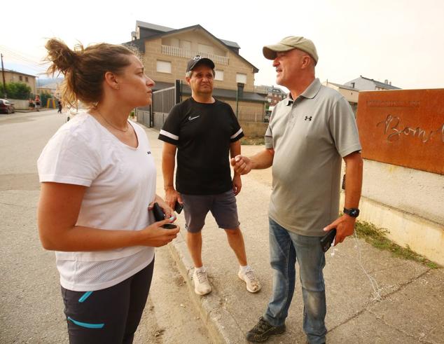 Ester Muñoz acompaña a los vecinos de Puente Domigo Flórez debido al incendio cercano a la localidad. 