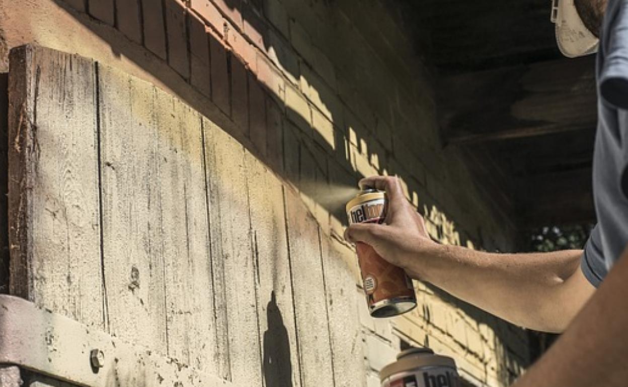 La Policía Local de León identifica a tres menores por sacar basura de los contenedores y hacer pintadas en la calzada