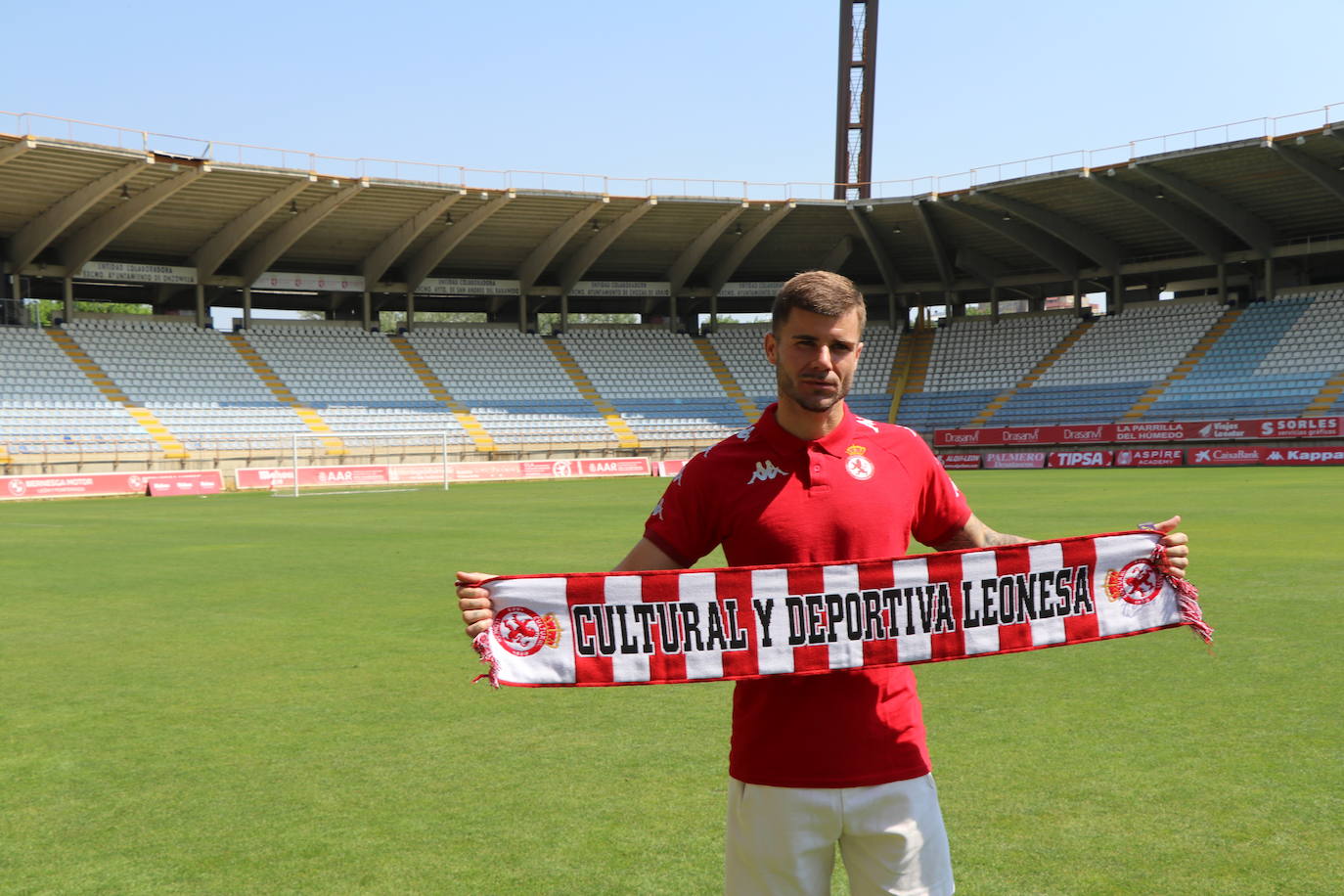 Presentación de Pol Ballesté, como nuevo jugador de la Cultural y Deportiva Leonesa. 