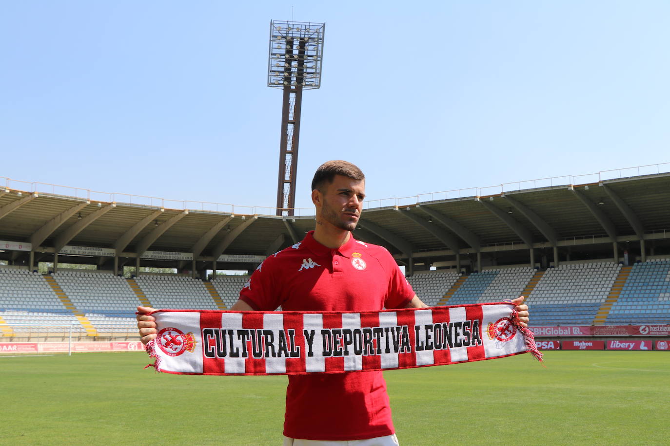 Presentación de Pol Ballesté, como nuevo jugador de la Cultural y Deportiva Leonesa. 