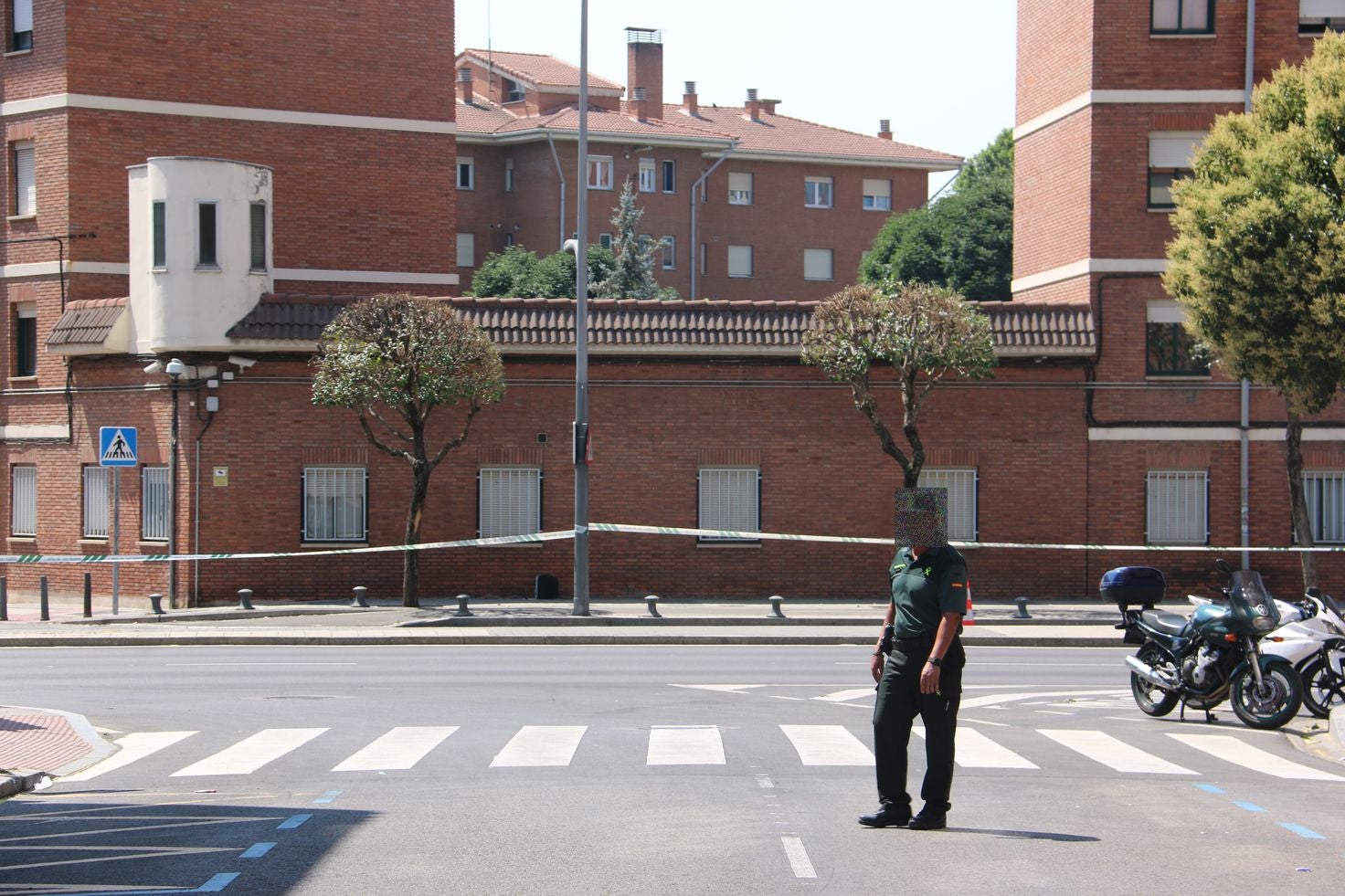 Numerosos agentes se desplazan hasta el lugar y custodian el bulto a la espera de que los Tedax acudan a detonarlo 