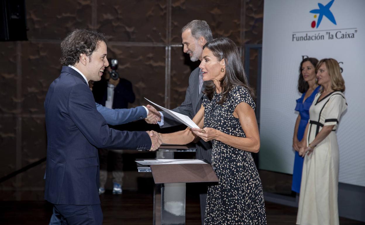 El leonés Juan Vidal Pérez recibe su beca de manos de la reina Leitizia. 