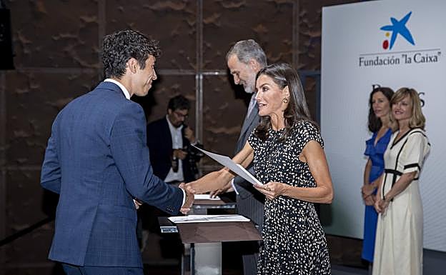 Víctor Pisabarro recibe su beca de posgrado de manos de la reina Letizia.