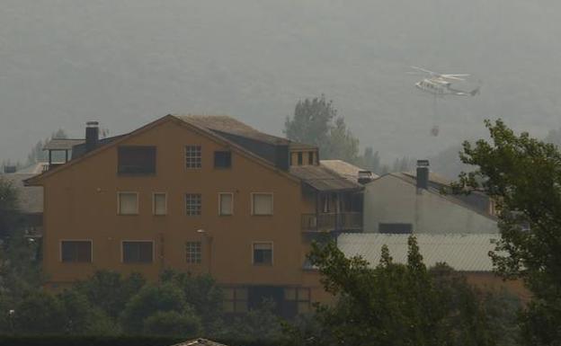 Las labores del operativo antiincendios siguen trabajando para controlar las llamas en la provincia.