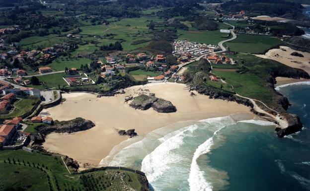 Playa de Palombina, en el concejo de Llanes, Asturias.