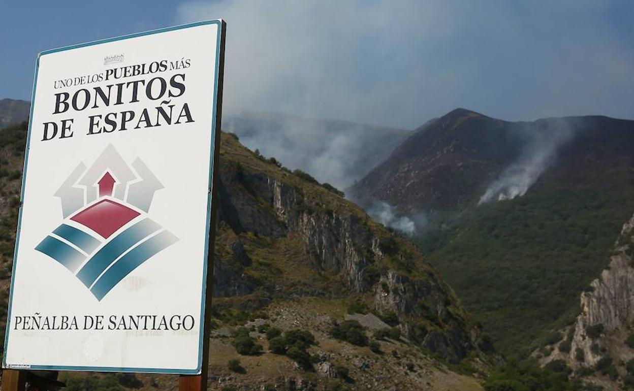 Imagen del incendio en Montes vista desde Peñalba. 