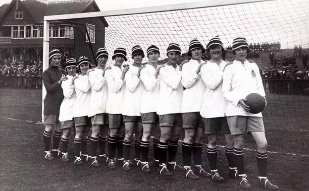Fotografía de uno de los equipos de fútbol más exitosos del Reino Unido a principios del siglo XX, Dick, Kerr Ladies.