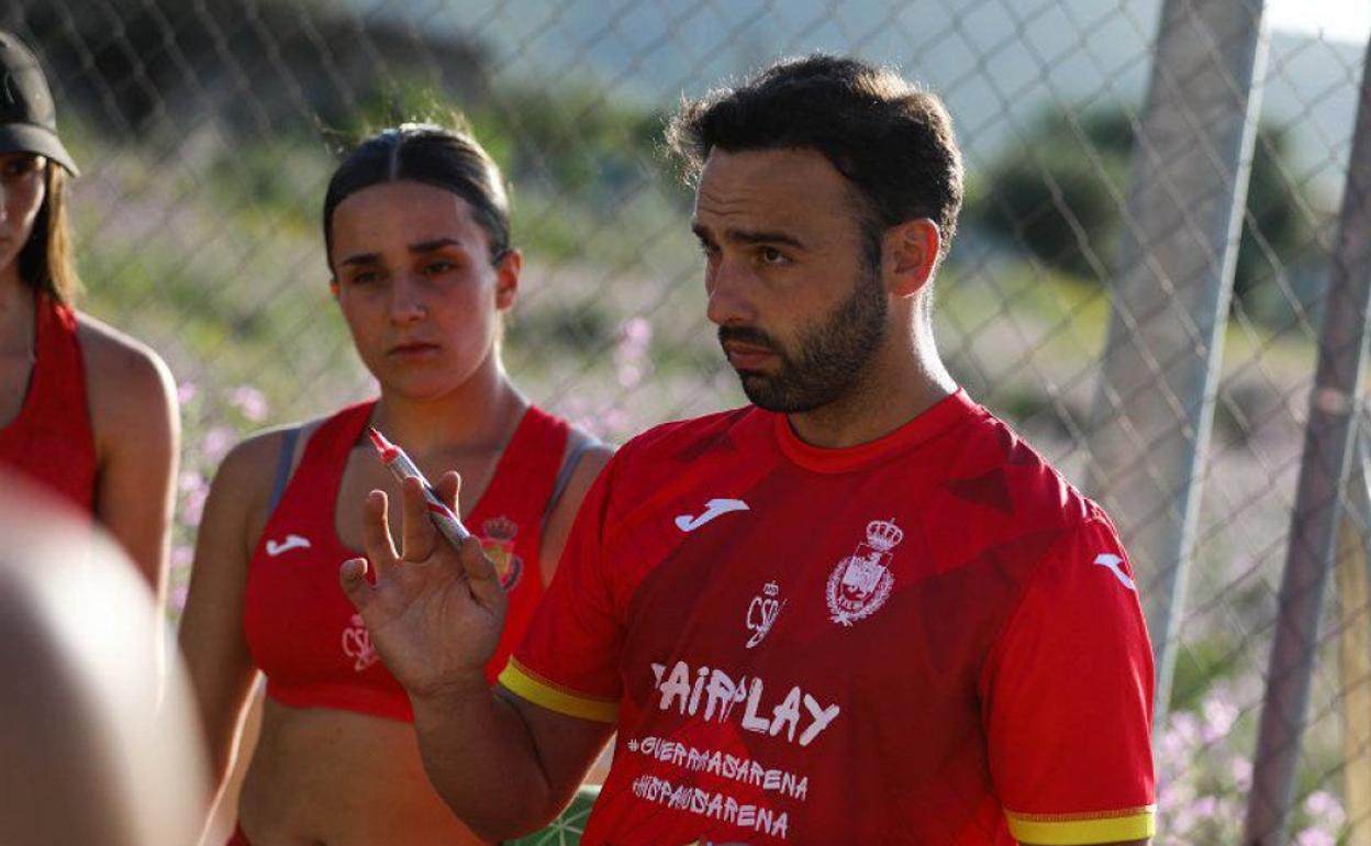 Imagen de un tiempo muerto en balonmano playa. 