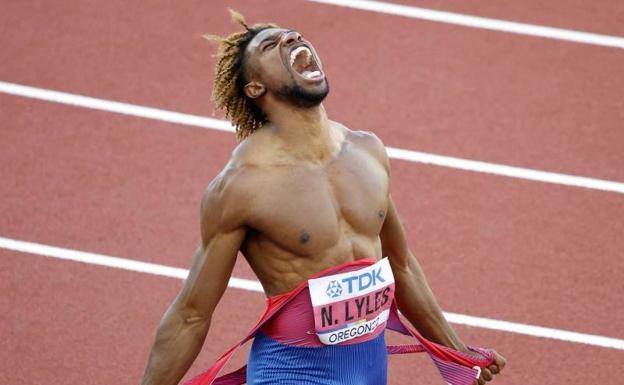 Noah Lyles, espectáculo para celebrar la victoria en los 200 metros. / 