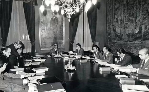 Leopoldo Calvo Sotelo preside el Consejo de Ministros en el Congreso de los Diputados el 27 de noviembre de 1981. En la imagen, de izq a dcha, Rodolfo Martín Villa, José Luis Álvarez Álvarez, Jaime Lamo de Espinosa, Jesús Sancho Rof, Luis Ortiz González, Jaime García Añoveros, Pío Cabanillas Gallas, José Pedro Pérez-Llorca Rodrigo, Leopoldo Calvo Sotelo y Bustelo, Matías Rodríguez Inciarte, Alberto Oliart Saussol, Juan José Rosón Pérez, Juan Antonio Ortega y Díaz Ambrona, Ignacio Bayón Mariné e Íñigo Cavero Lataillade. 