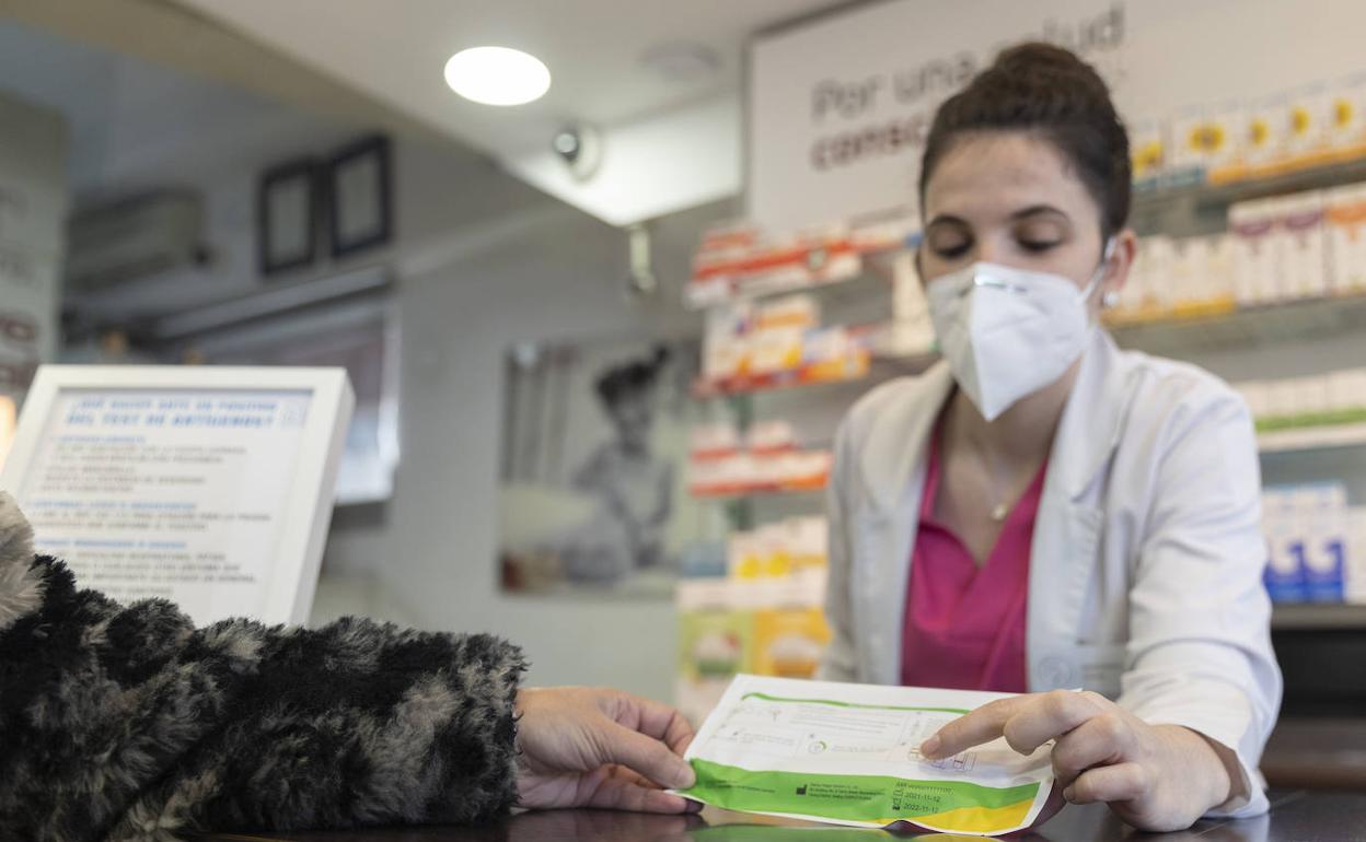 Imagen de archivo de una venta de test de antígenos en una farmacia