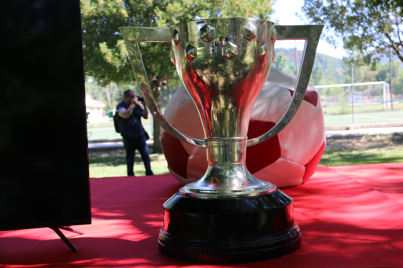 La Peña Barcelonista de Boñar organiza un gran reconocimiento al que fuera jugador del Barça con varios de sus excompañeros presentes