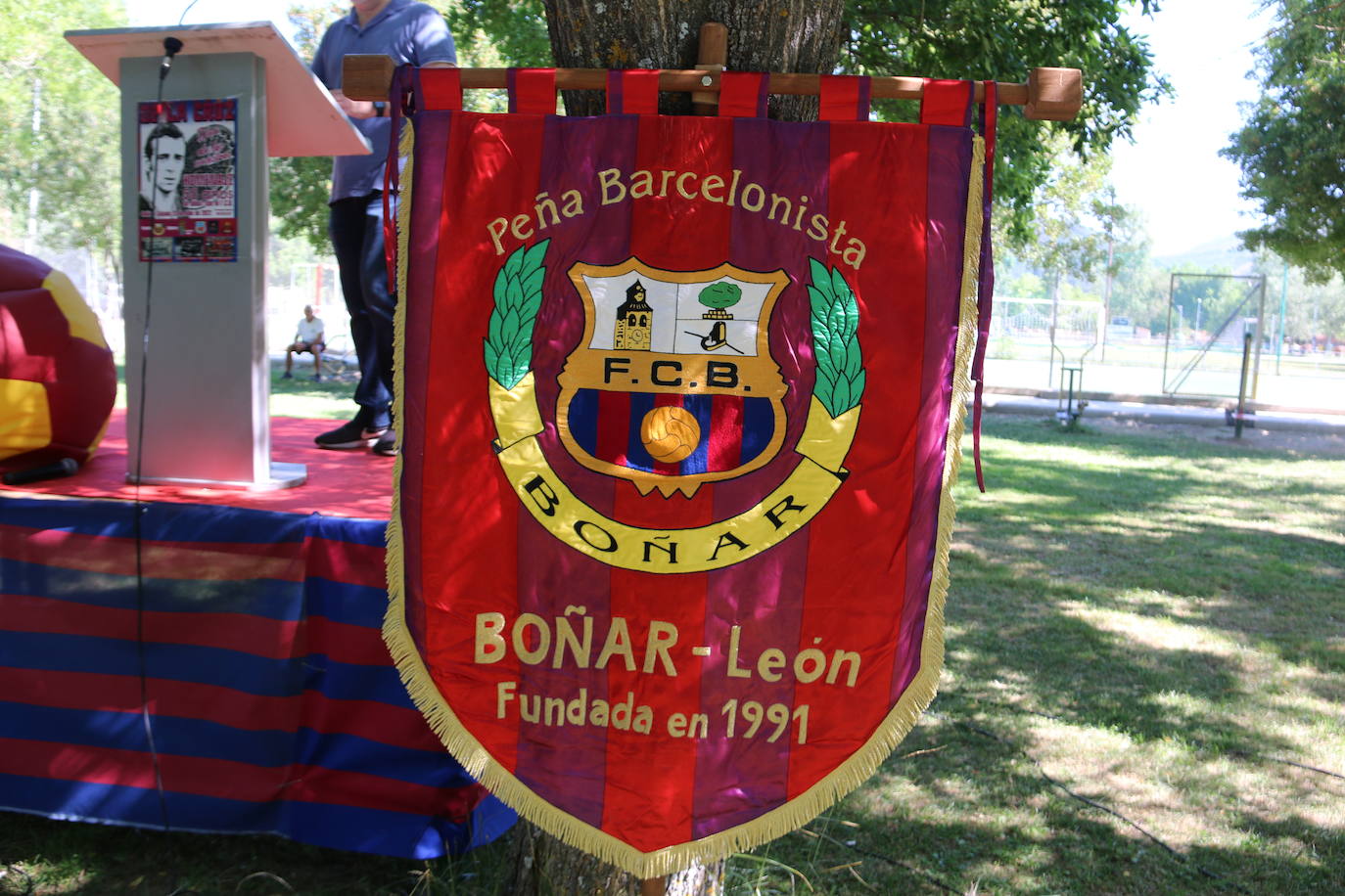 La Peña Barcelonista de Boñar organiza un gran reconocimiento al que fuera jugador del Barça con varios de sus excompañeros presentes