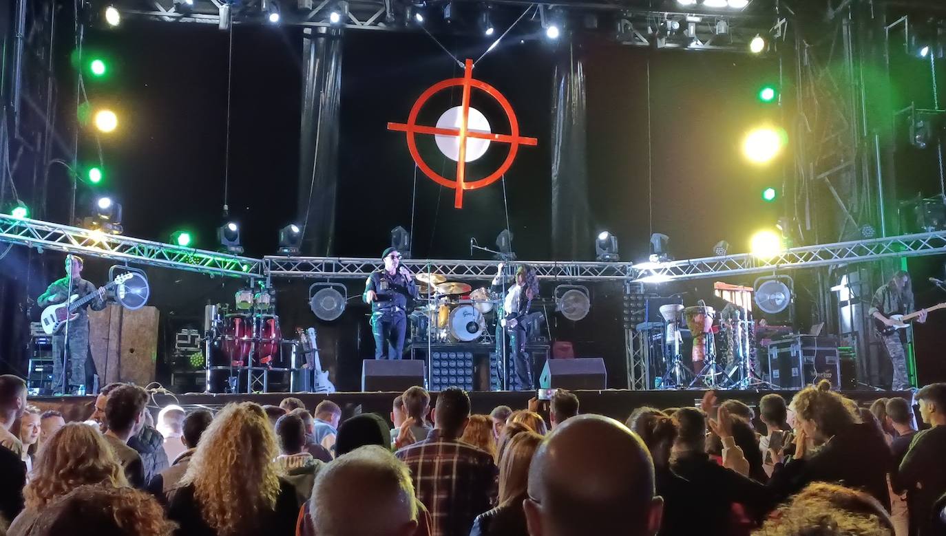 'Amistades Peligrosas' puso el gran broche a las fiestas patronales de Cármenes, que han regresado tras dos años de parón por la pandemia