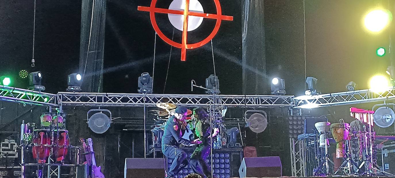 'Amistades Peligrosas' puso el gran broche a las fiestas patronales de Cármenes, que han regresado tras dos años de parón por la pandemia