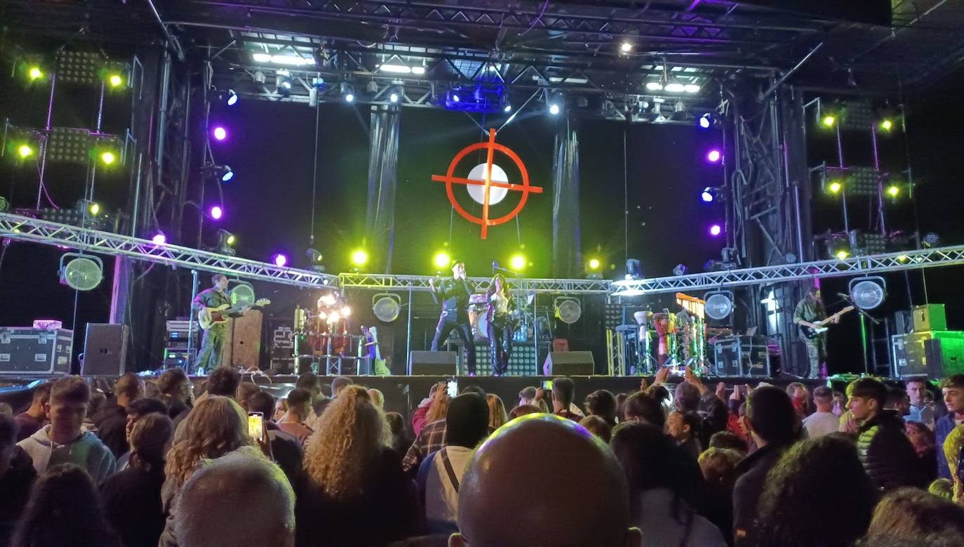 'Amistades Peligrosas' puso el gran broche a las fiestas patronales de Cármenes, que han regresado tras dos años de parón por la pandemia