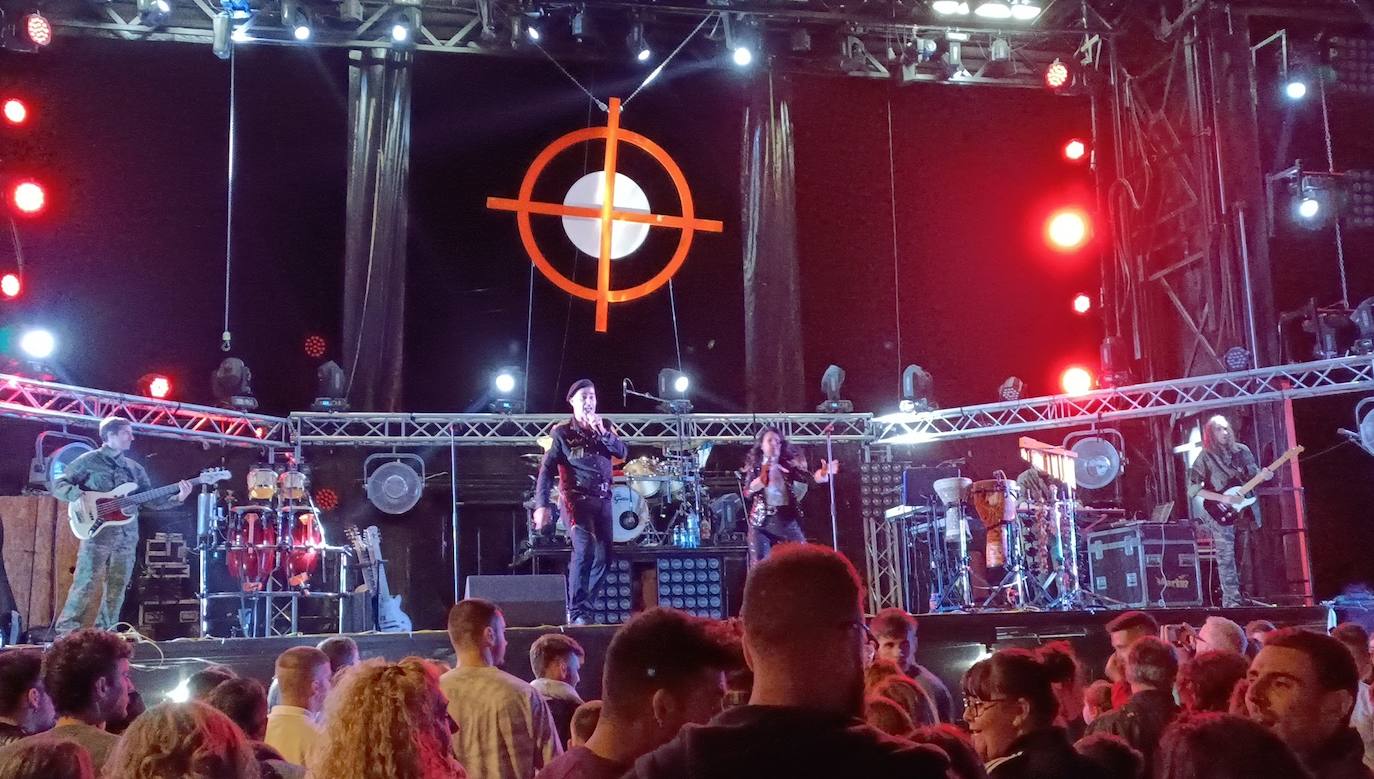 'Amistades Peligrosas' puso el gran broche a las fiestas patronales de Cármenes, que han regresado tras dos años de parón por la pandemia